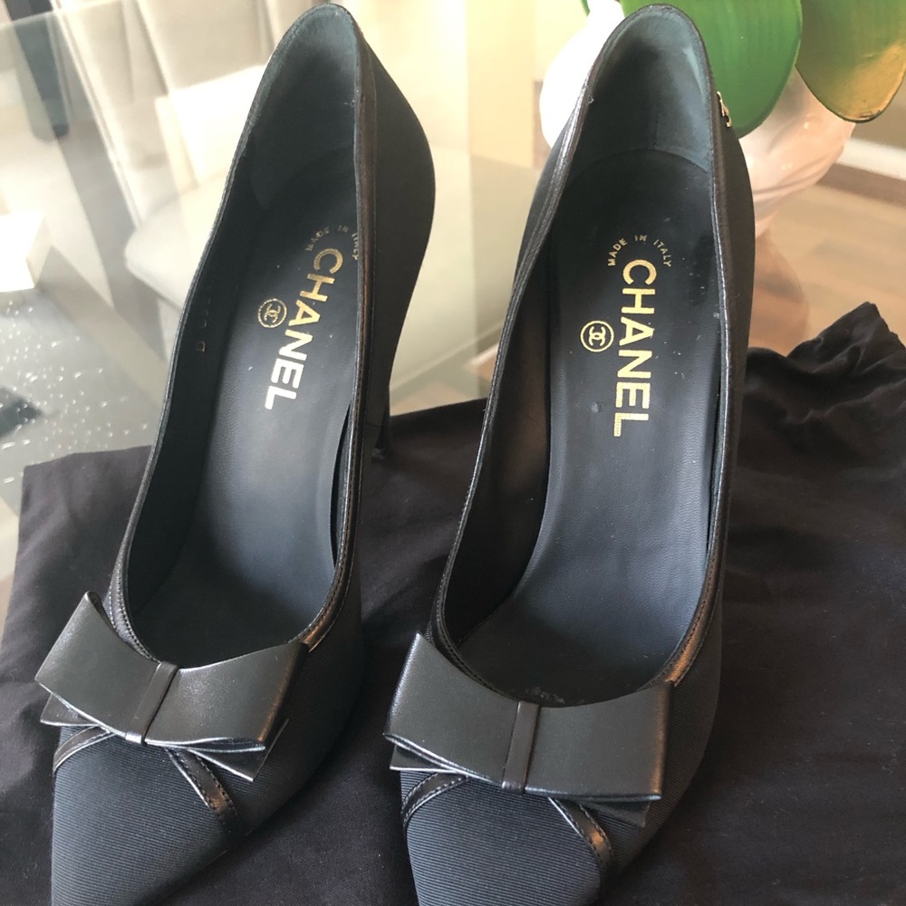 Chanel Black Bow Pointed-Toe Pumps - Picture 2 of 5